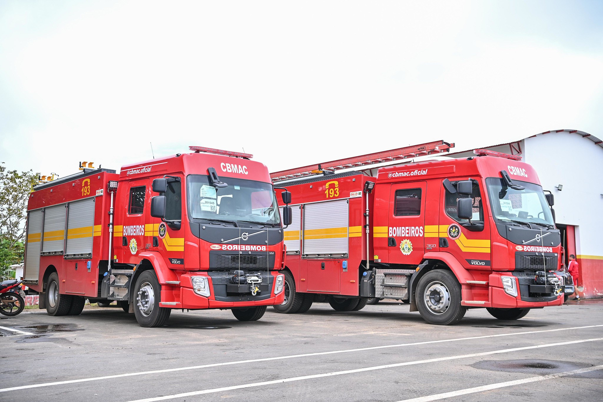 Viaturas do Corpo de Bombeiros utilizadas em ações de combate a incêndios florestais no Acre.