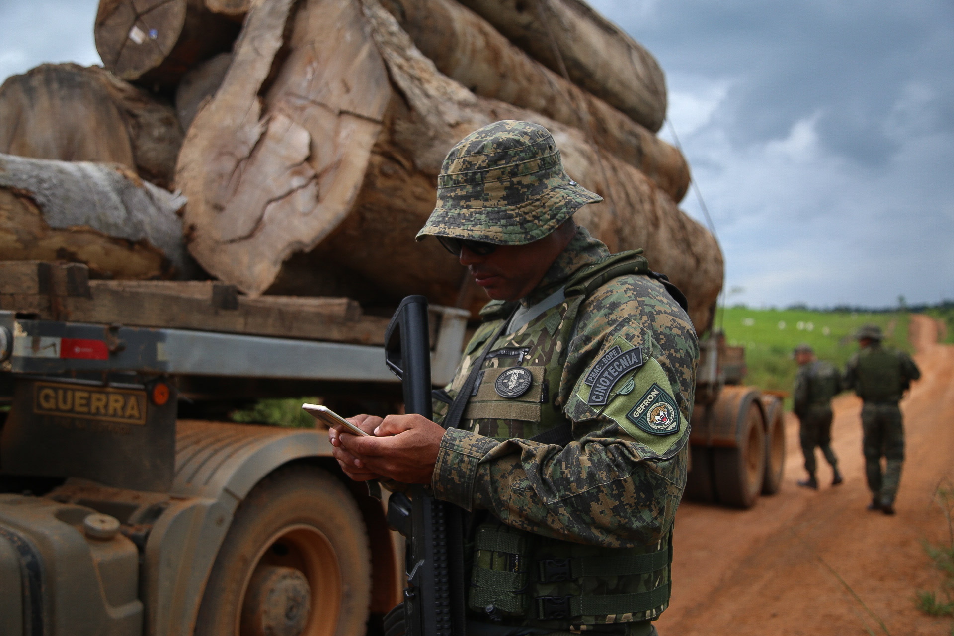 Agente ambiental fiscalizando carga de madeira em operação de combate ao desmatamento ilegal no Acre.