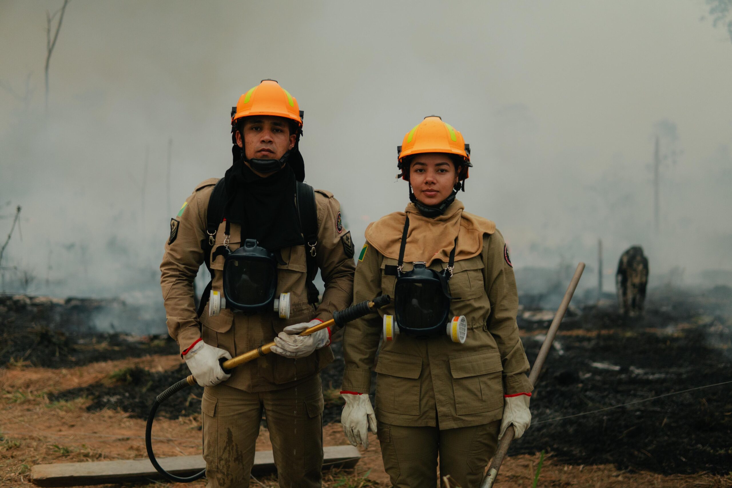 Brigadistas equipados atuando no combate a queimadas e desmatamento ilegal na Amazônia acreana.
