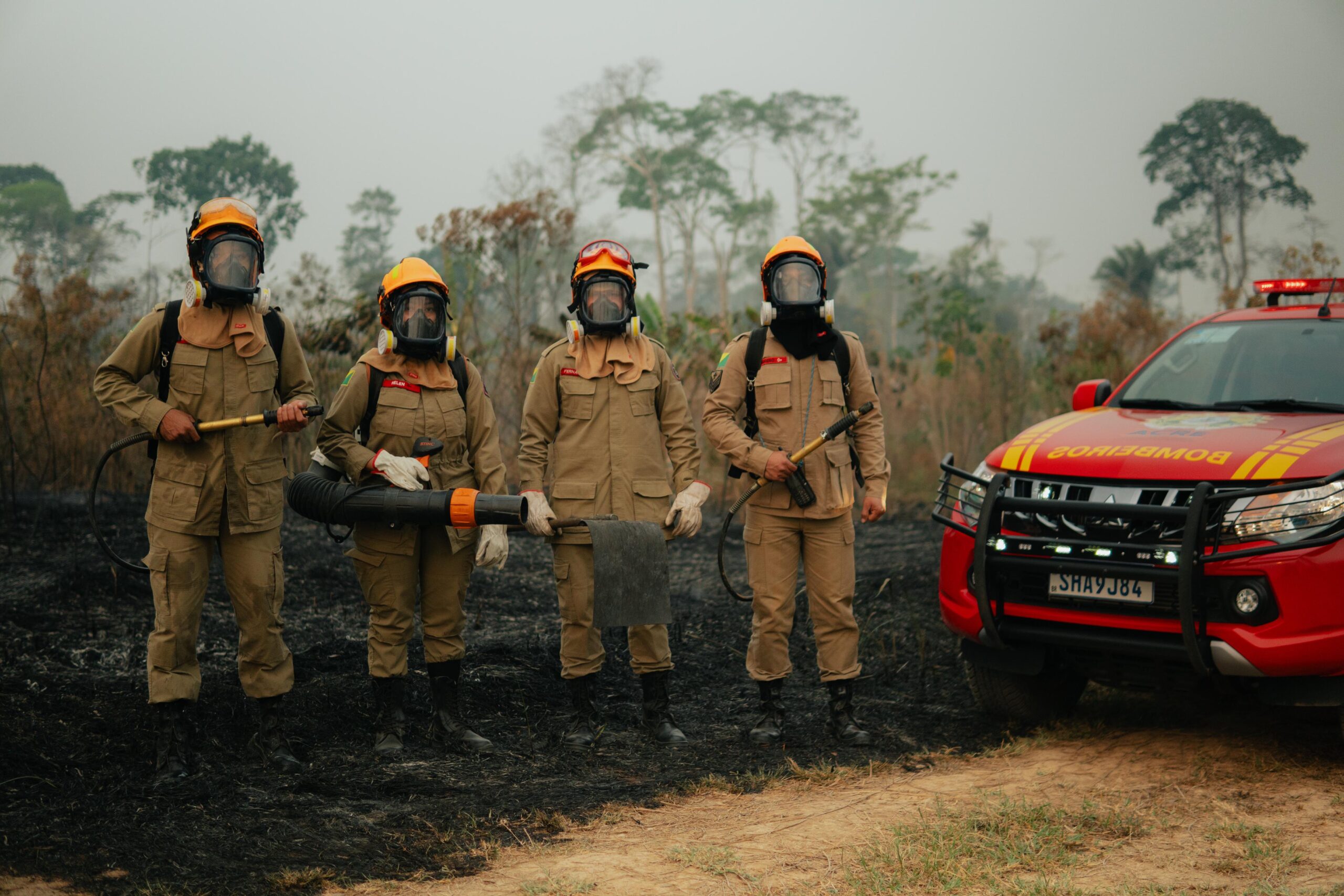 Agentes ambientais e bombeiros reunidos durante operação de prevenção ao desmatamento ilegal no Acre.