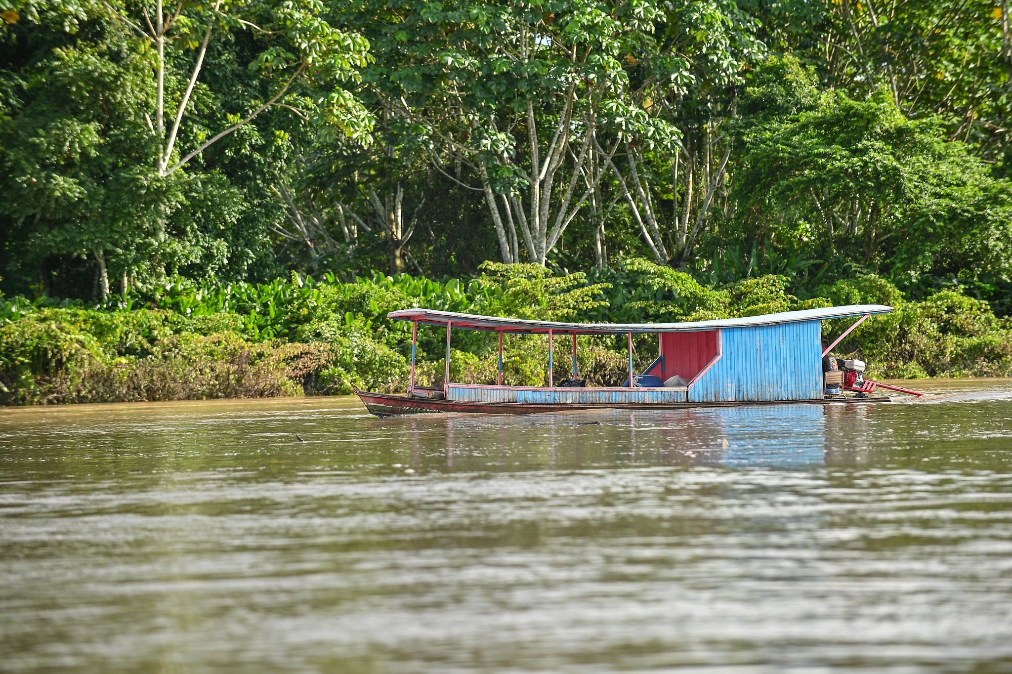 Embarcação navegando em rio amazônico durante operação de fiscalização ambiental no Acre.