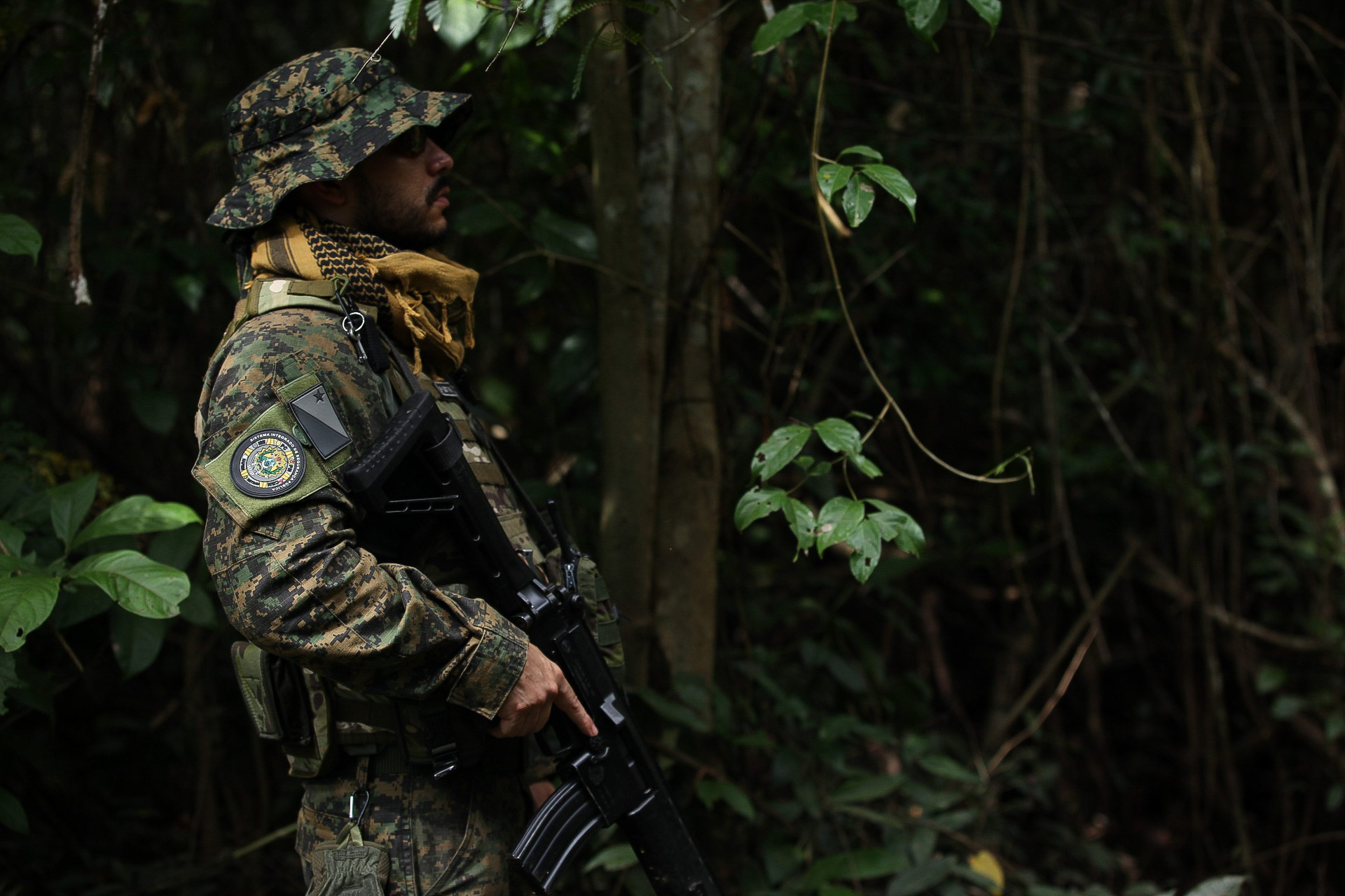 Agente ambiental em patrulhamento dentro da floresta amazônica no combate ao desmatamento ilegal.